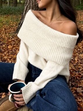 Abercrombie and fitch cream/white off shoulder slouchy sweater size large